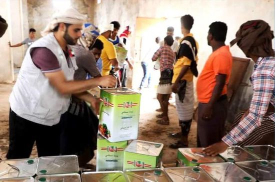 304 أسر يحتفون بمساعدات "خليفة الإنسانية" شرق سقطرى (صور)