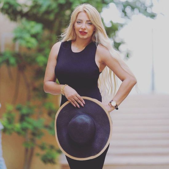 قبل إعلان طلاقها.. مي حلمي تتبرع بفستان زفافها (فيديو)