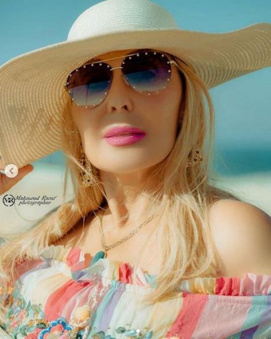 نادية الجندي تخطف الأنظار بجلسة تصوير جديدة على البحر (صور)