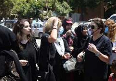 ابنة سمير الإسكندراني وفاطمة ناعوت تنهاران بالبكاء في جنازته (صور)