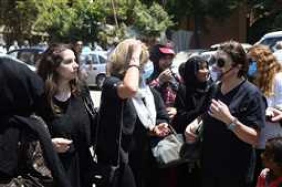 ابنة سمير الإسكندراني وفاطمة ناعوت تنهاران بالبكاء في جنازته (صور)