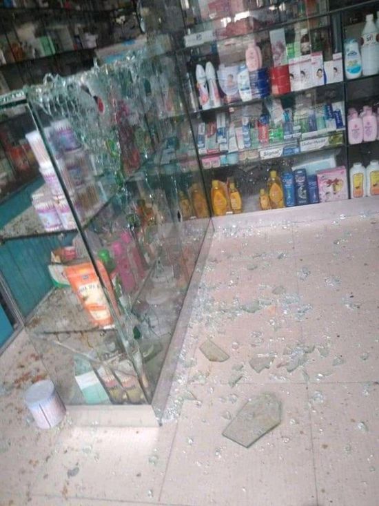 رغم حملة الإخوان المزعومة.. مسلحون يهاجمون صيدلية بتعز (صور)