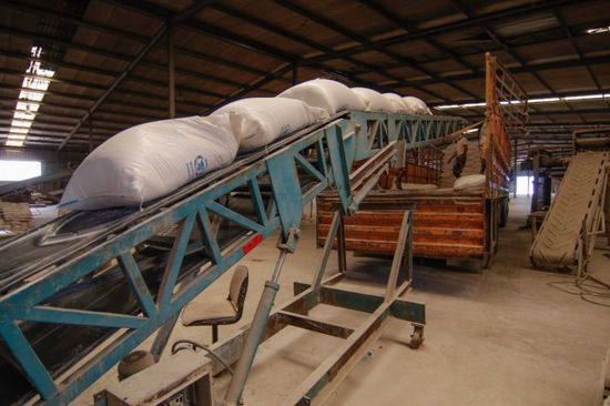 الغذاء العالمي يوزع آلاف الأطنان من الأرز بالمحافظات