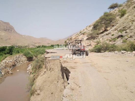 تصدع طريق "باتيس ـ كبث" بخنفر جراء السيول (صور)