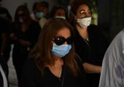 الحزن يخيم على نجوم الفن في جنازة شويكار (صور)