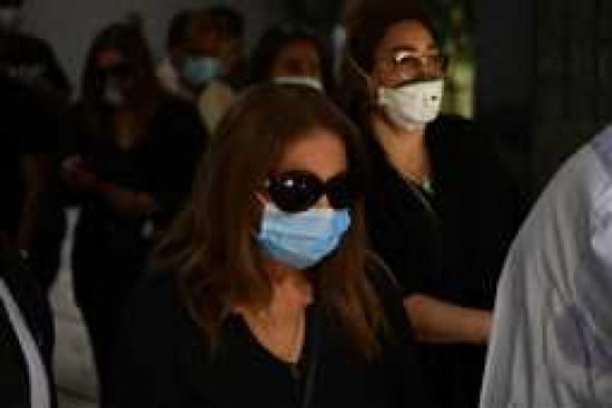 الحزن يخيم على نجوم الفن في جنازة شويكار (صور)