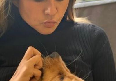 نيللي كريم بصحبة كلبها في أحدث ظهور (صور)