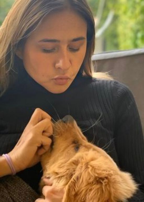 نيللي كريم بصحبة كلبها في أحدث ظهور (صور)