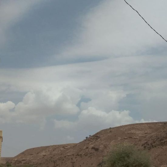 وسط توقعات بأمطار.. سحب ركامية بمديرية المكلا