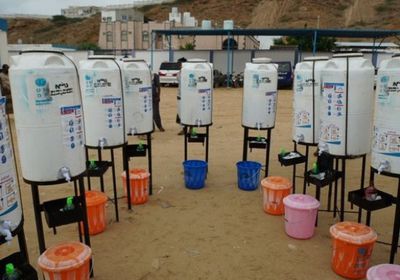 للحد من كورونا.. الإنمائي يوزع مُعقمات بالمكلا