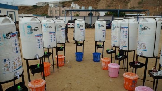 للحد من كورونا.. الإنمائي يوزع مُعقمات بالمكلا