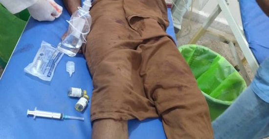 شاهد.. إصابة مزارع بقذيفة حوثية في التحيتا