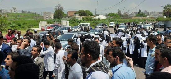 طالبوا باستئناف الدراسة.. احتجاج طلاب جامعة إب على إغلاقها