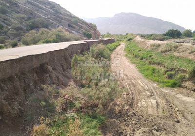 مطالب بإزالة جسر في كبث يحرم المزارع من المياه (ًصور)