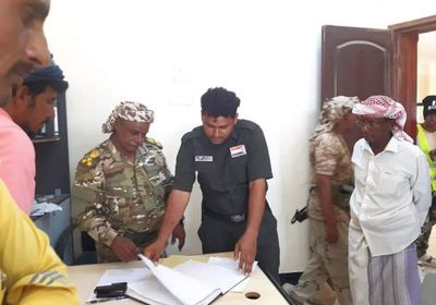 أفراد شرطة قلنسية يواصلون صرف رواتبهم