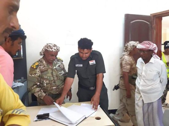 أفراد شرطة قلنسية يواصلون صرف رواتبهم