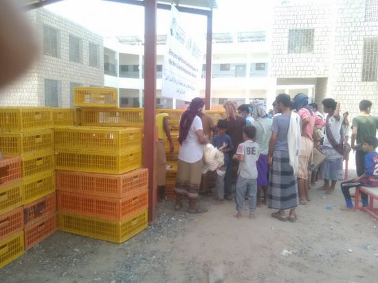 توزيع مستلزمات مشروع الدواجن في زنجبار (صور)