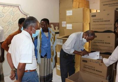 قدمتها الإمارات.. استمرار توزيع المساعدات الطبية بحضرموت (صور)