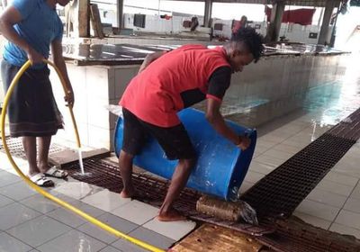 تواصل أعمال النظافة بالسوق المركزية في الشرج بالمكلا