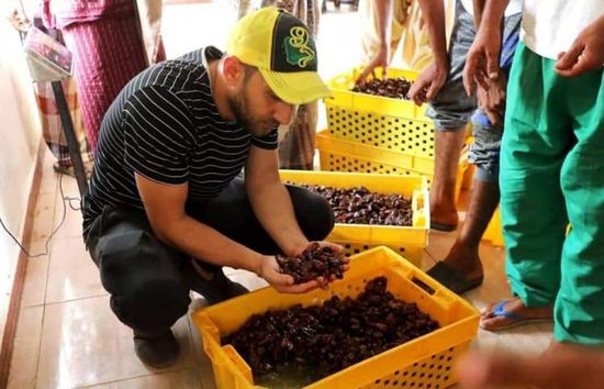 "خليفة الإنسانية" تبادر باستلام تمور مزارعي سقطرى لتسويقها