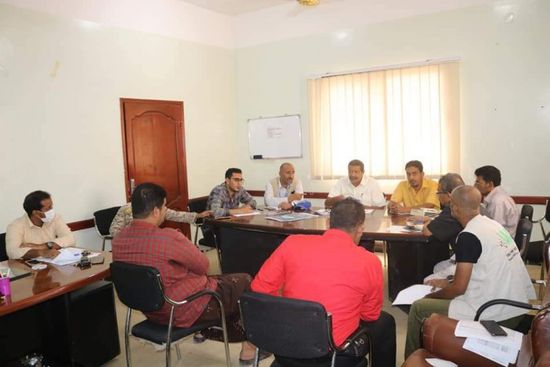 قيادات "المكلا" تستعرض موقف المشاريع الخدمية