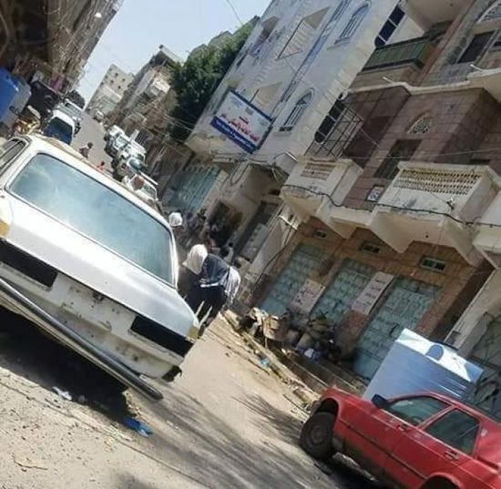عناصر إخوانية تقتحم "صحة تعز" وتنهب سيارة إسعاف