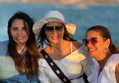 دينا فؤاد بصحبة صديقاتها :أحلى أيام حياتي