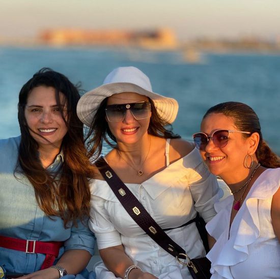 دينا فؤاد بصحبة صديقاتها :أحلى أيام حياتي