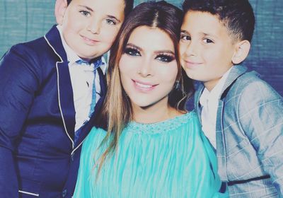 أصالة تنشر صورة نجليها وتعلق :خُلقت أمًا ولست والدة