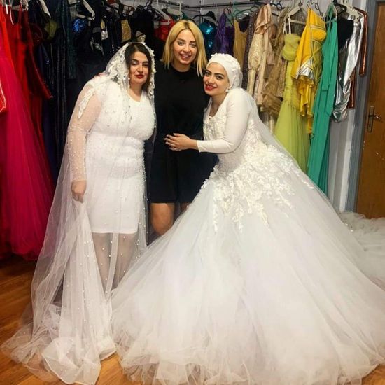 بعد تبرعها بفستاني زفافها.. مي حلمي تنشر صورها مع العروستين