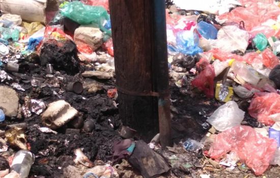 تآكل قاعدة عمود كهرباء في الحوطة ينذر بخطر