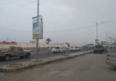  بسبب انقطاع الكهرباء.. محتجون يغلقون الشوارع الرئيسية في حي السلام بالمكلا