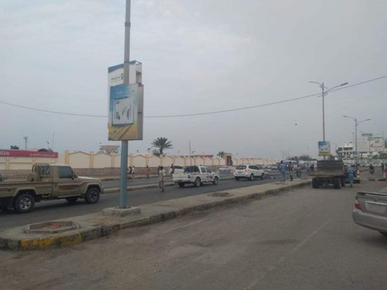  بسبب انقطاع الكهرباء.. محتجون يغلقون الشوارع الرئيسية في حي السلام بالمكلا