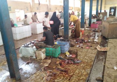 الإهمال وغياب النظافة يُحاصر سوق الأسماك بزنجبار (صور)
