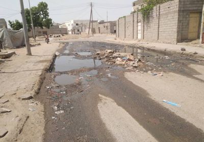تجمعات الصرف الصحي تنتشر بشوارع العصلة بزنجبار (صور)
