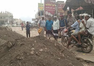 ردم حفريات خلفتها الأمطار في الحبيلين