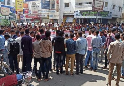 احتجاجات طلابية على رفع رسوم الجامعات في تعز