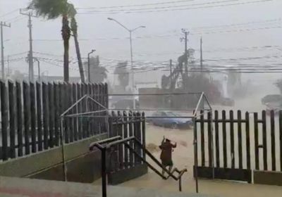 إعصار جينيفيف يقطع الكهرباء في المكسيك