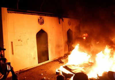  محتجون يحرقون مكتب البرلمان العراقي بالبصرة