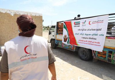 بدعم إماراتي.. توزيع 500 سلة غذاء في أرياف المكلا