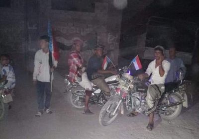 بالصور.. توافد المشاركين في مسيرة منددة بمخطط الاحتلال في سيئون