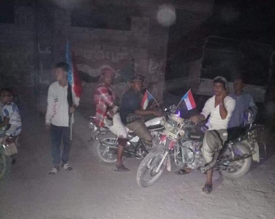 بالصور.. توافد المشاركين في مسيرة منددة بمخطط الاحتلال في سيئون