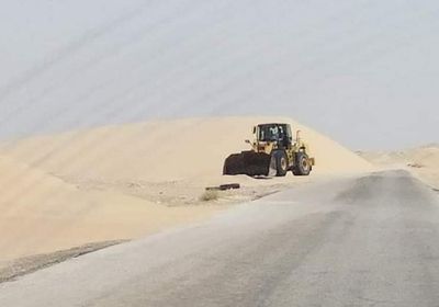 بالصور..الرمال المتحركة تعيق حركة السير بين عتق والمكلا