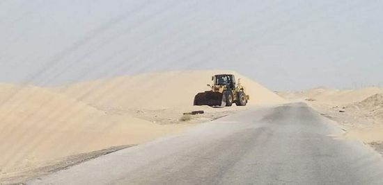 بالصور..الرمال المتحركة تعيق حركة السير بين عتق والمكلا