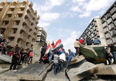  بالجرافة.. محتجون بذي قار العراقية يهدمون مقار حزبية