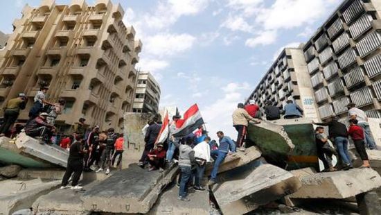  بالجرافة.. محتجون بذي قار العراقية يهدمون مقار حزبية