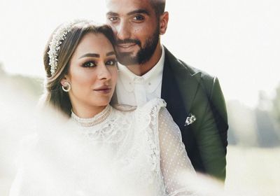 محمد الشرنوبي وزوجته يستمتعان بالإجازة الصيفية على البحر 