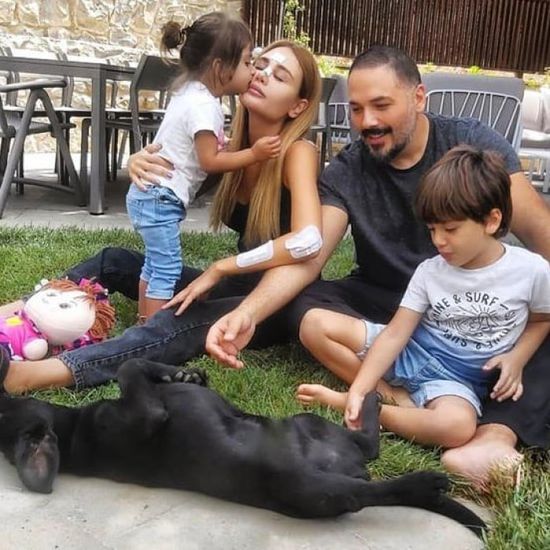 أول ظهور لـ رامي عياش وزوجته بعد إصابتهما في انفجار بيروت