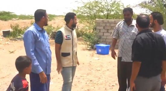 شاهد.. نازحو الخوخة يتلقون خيامًا من الهلال الإماراتي