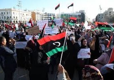 متظاهرون ليبيون يحاولون اقتحام مقر الوفاق والأمن يطلق الرصاص